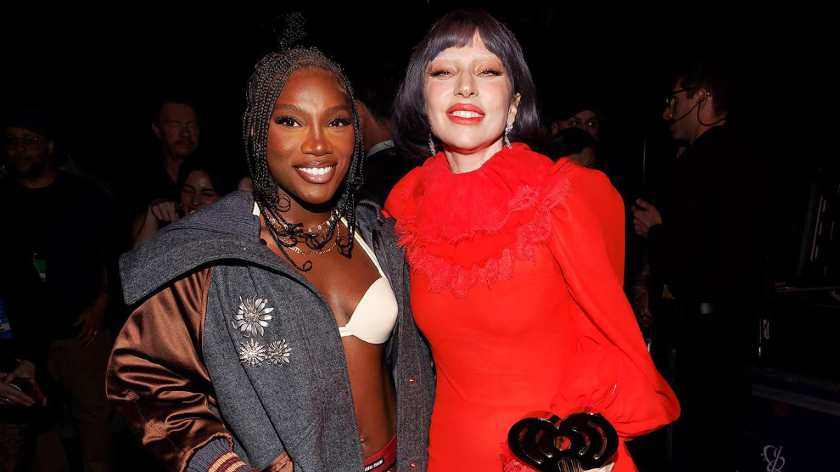 Lady Gaga y Doechii durante los iHeartRadio Music Awards de 2025.