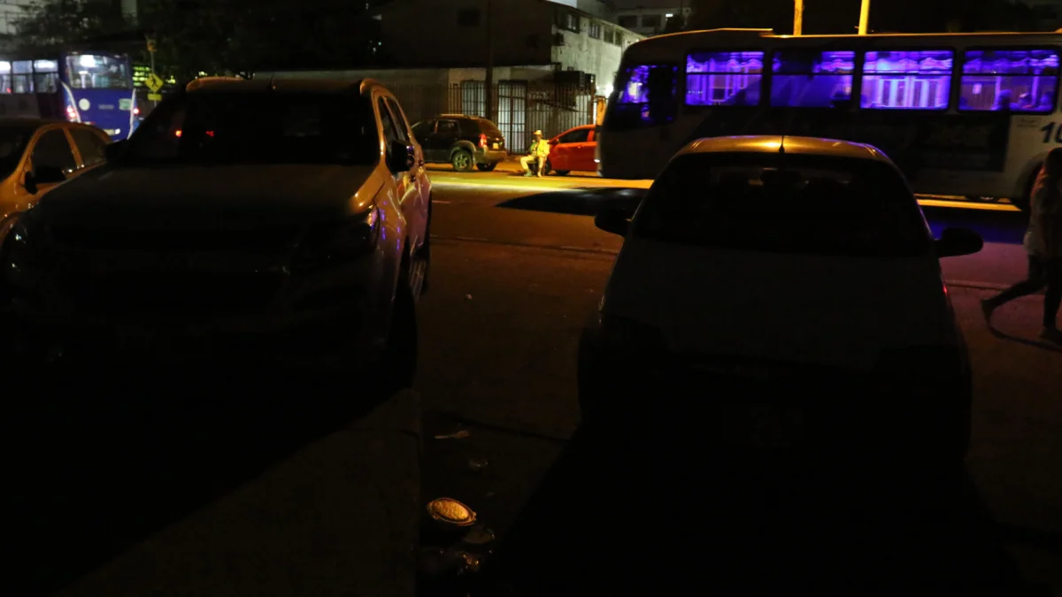 Los cortes de luz evidencian la fragilidad del sistema eléctrico ecuatoriano, marcado por la alta dependencia de las hidroeléctricas y la falta de planificación energética.