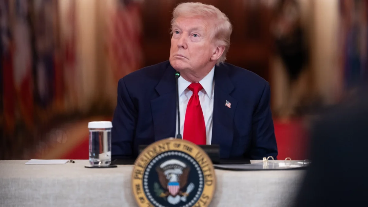 Donald Trump lanzó un ultimátum a Irán para reabrir el estrecho de Ormuz, advirtiendo posibles acciones militares si no cumple.