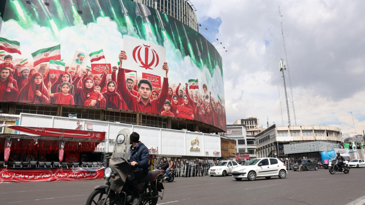 6 de abril, mural en Teherán durante la tensión en el Estrecho de Ormuz.