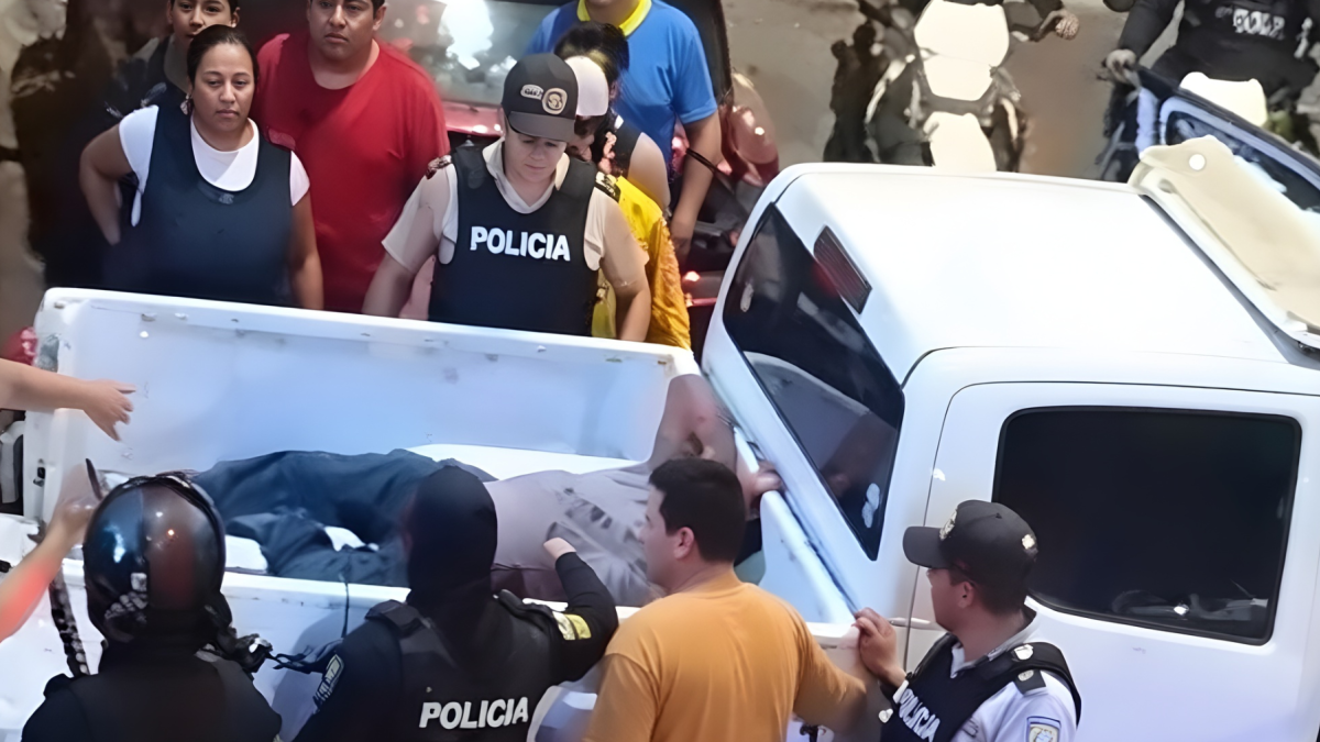 Los heridos fueron trasladados en una camioneta policial.