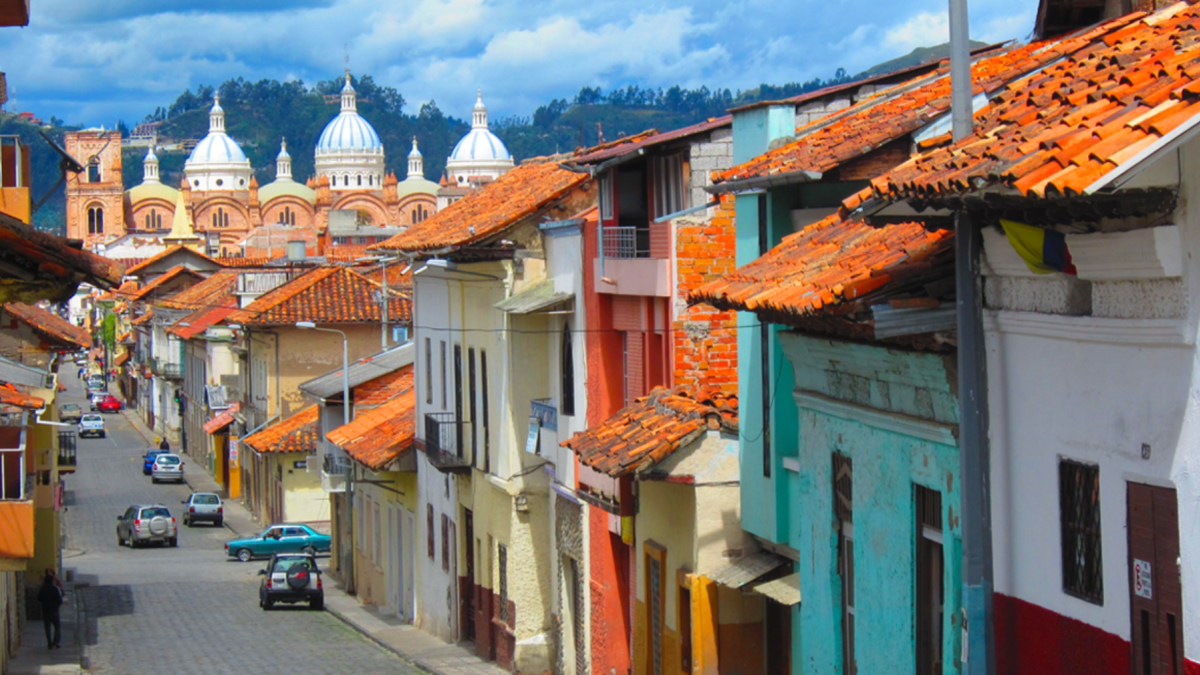 Calles de Cuenca con la Catedral al fondo, en vísperas del feriado por su fundación.