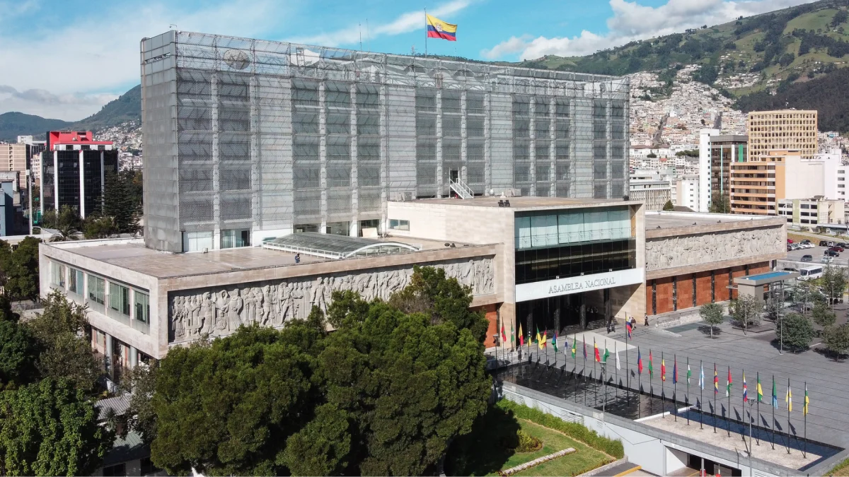 Fachada de la Asamblea Nacional en Quito, donde se debate la reforma sobre el uso de uniformes oficiales.