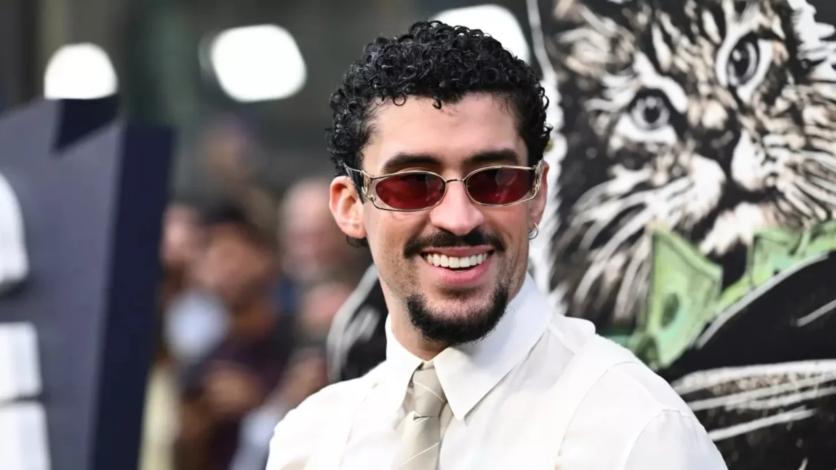Bad Bunny desfiló en la alfombra roja del estreno de “Caught Stealing” en Nueva York el 26 de agosto de 2025