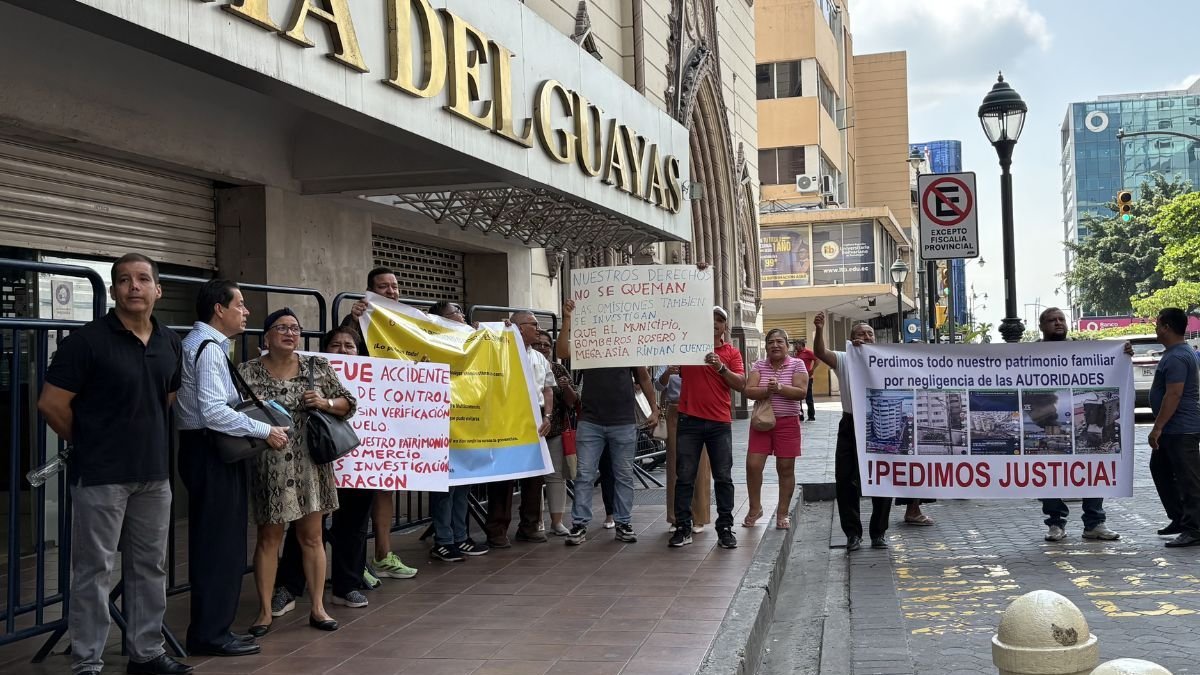 Los copropietarios Nelson Pita y Wilson Gallegos rindieron su versión ante la Fiscalía. Señalan negligencia y falta de permisos en el inmueble de Guayaquil.