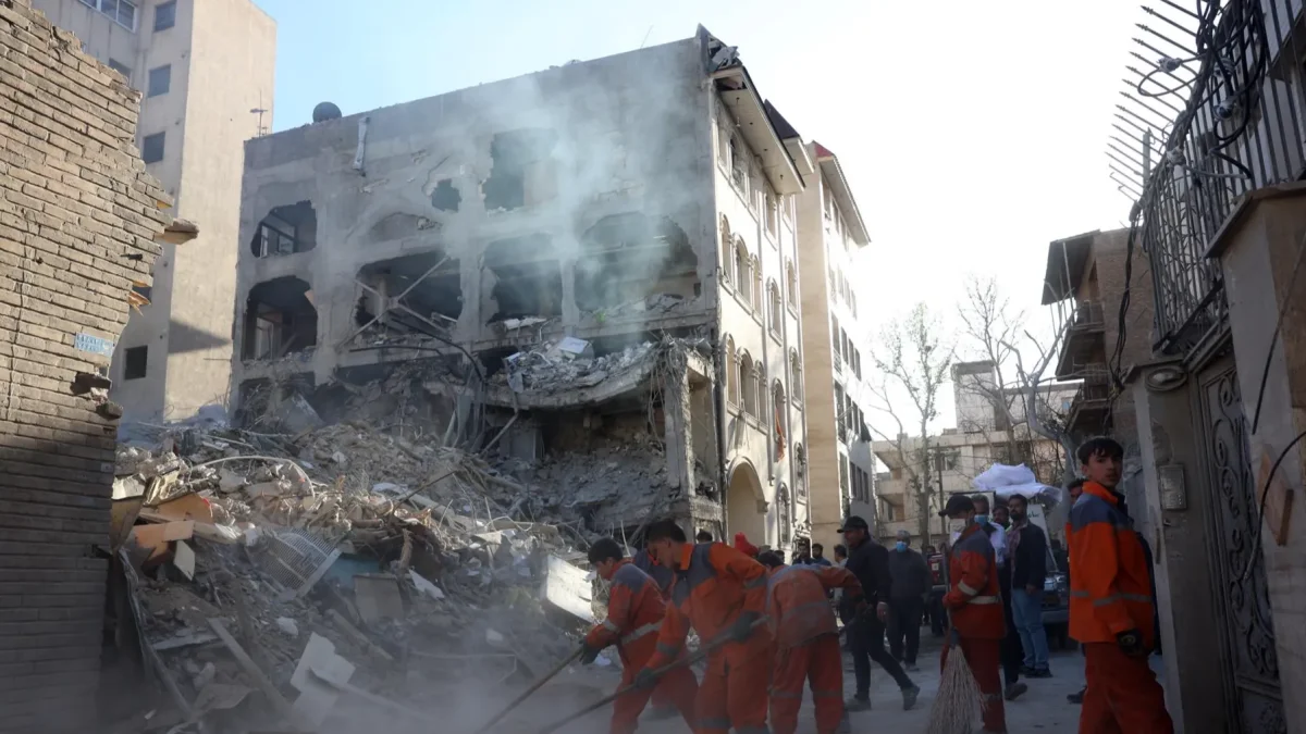Trabajadores iraníes limpian los alrededores de la sinagoga Khorasaniha, destruida en Teherán, Irán, el 7 de abril de 2026.