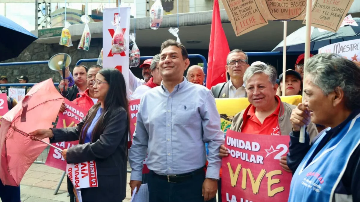 Militantes de Unidad Popular protestan en las afueras del CNE por su proceso de cancelación.