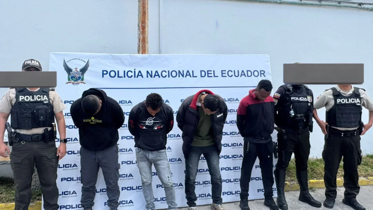 Cuatro personas, entre ellas Christian 'Diablito' Lara, exjugador de fútbol profesional, fueron aprehendidas en flagrancia tras un robo armado a un local.