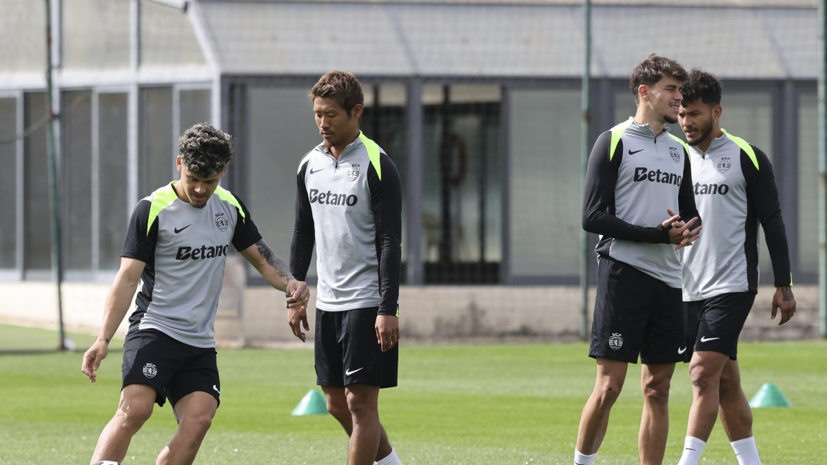 Los jugadores del Sporting Maxi Araujo, Hidemasa Morita, Georgios Vagiannidis yLuis Suárez  en el entrenamiento