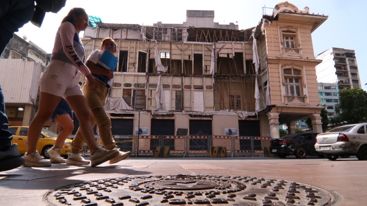 La Casa Tola, en pleno centro de Guayaquil, es uno de los inmuebles patrimoniales que muestra el descuido en la conservación de bienes históricos.