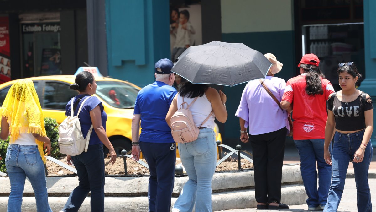 La ciudad arde bajo el sol y los ciudadanos buscan alivio donde pueden.