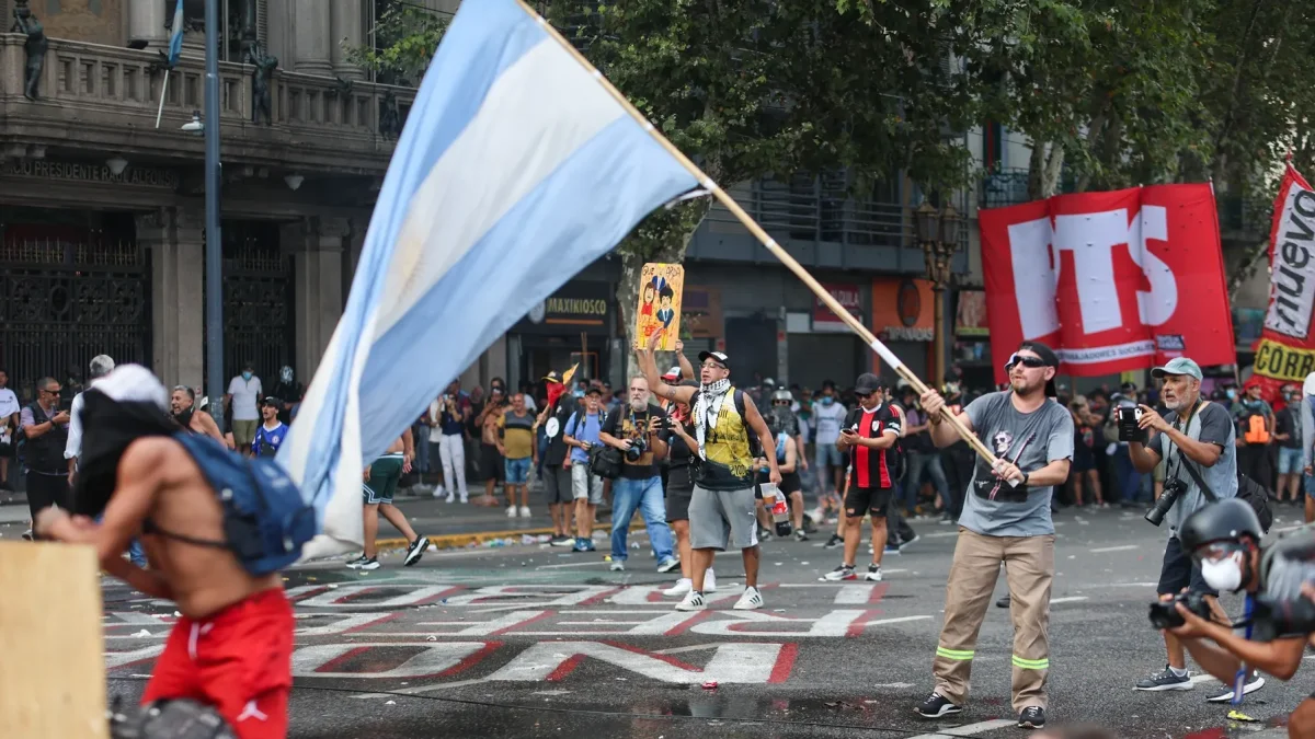 Mundo


Organizaciones sociales realizaron protestas este martes con cortes en los accesos viales de la ciudad de Buenos Aires.