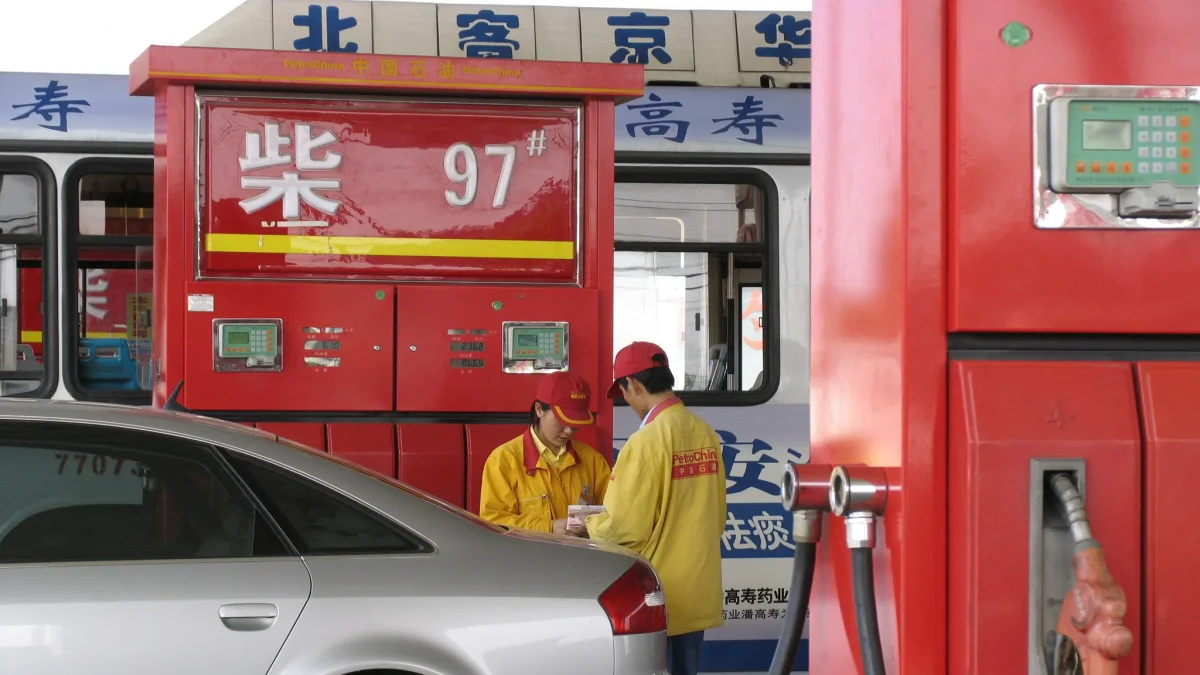 Despacho de combustible en una gasolinera de China.