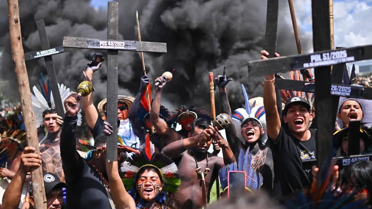 Indígenas participan en la manifestación 'El Congreso, enemigo del pueblo: Nuestro futuro no está en venta' del Campamento Tierra Libre este martes, en la Explanada de los Ministerios, en Brasilia.