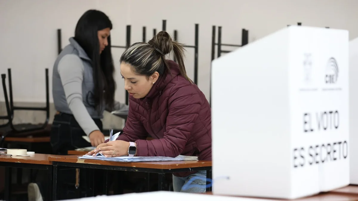 Ciudadanos sufragan en recintos electorales distribuidos por el CNE para los comicios.