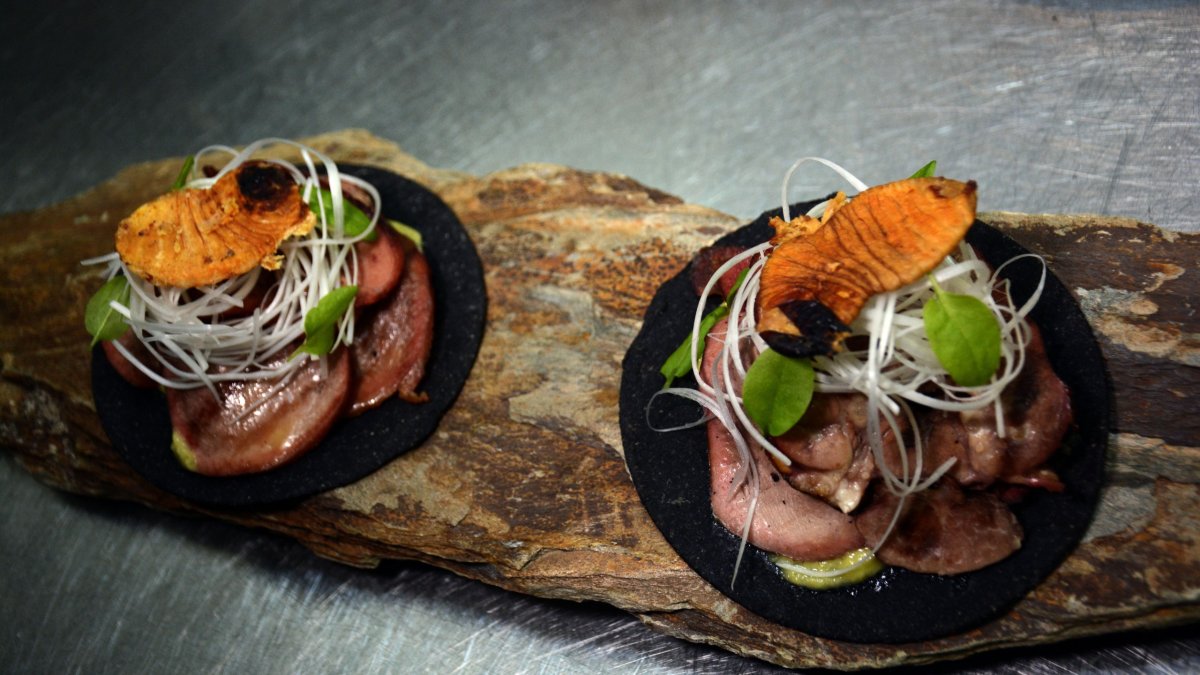 Gastronomía de clase mundial en Quito: Tributo destaca entre los mejores restaurantes de carne del planeta.