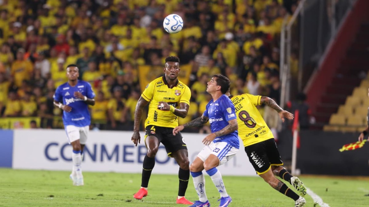 Jugadores de Barcelona SC y Cruzeiro luchan por el balón durante el partido de la fase de grupos de la Copa Libertadores disputado en el estadio Monumental.
