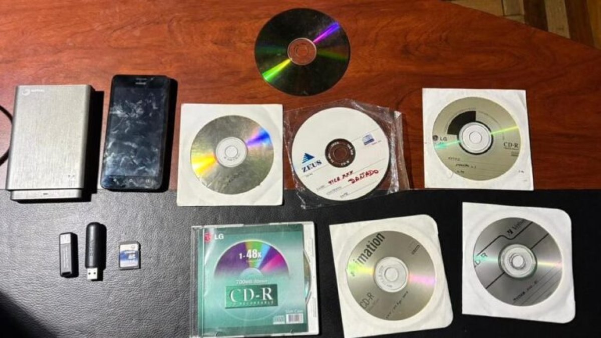 La Policía mostró las evidencias que se hallarin en la casa del detenido como un disco duro, una computadora y decenas de CD.