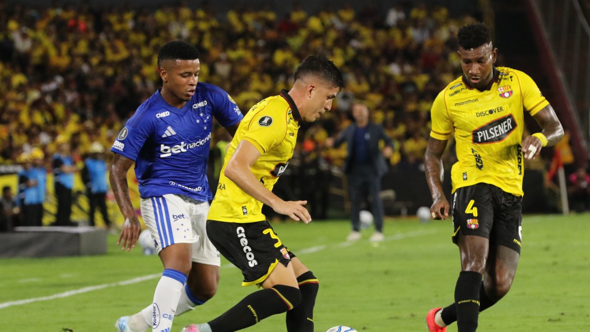 Luca Sosa (C) de Barcelona SC disputa el balón con Keny Arroyo (i) de Cruzeiro, en el partido de la Copa Libertadores 2026.