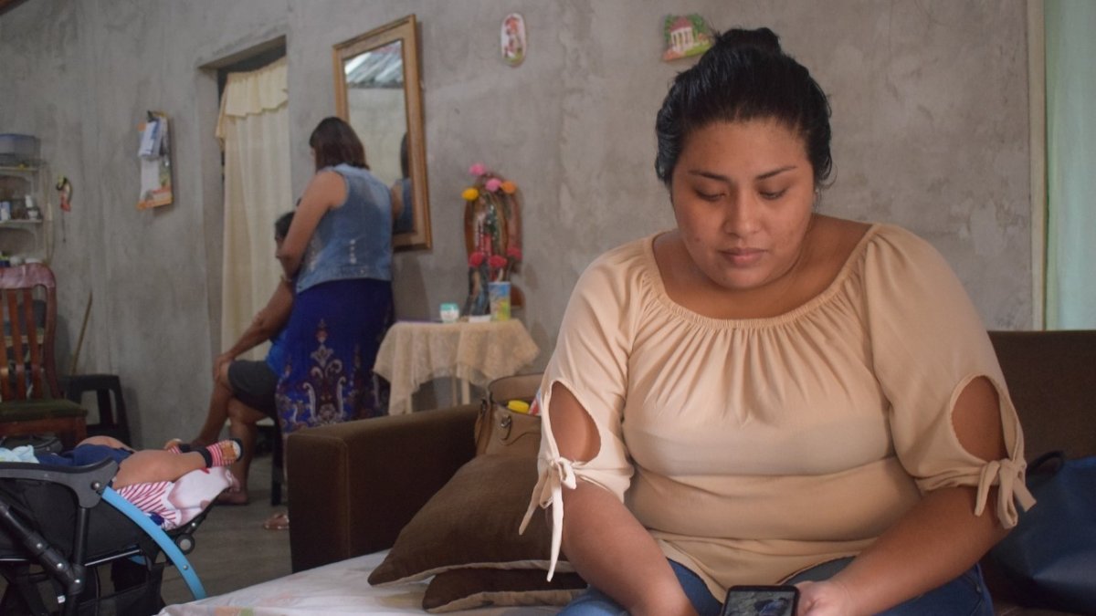 Desconsuelo. Maricela Gurumendi observa la foto donde aparece su hermano muerto Juan Gurumendi .