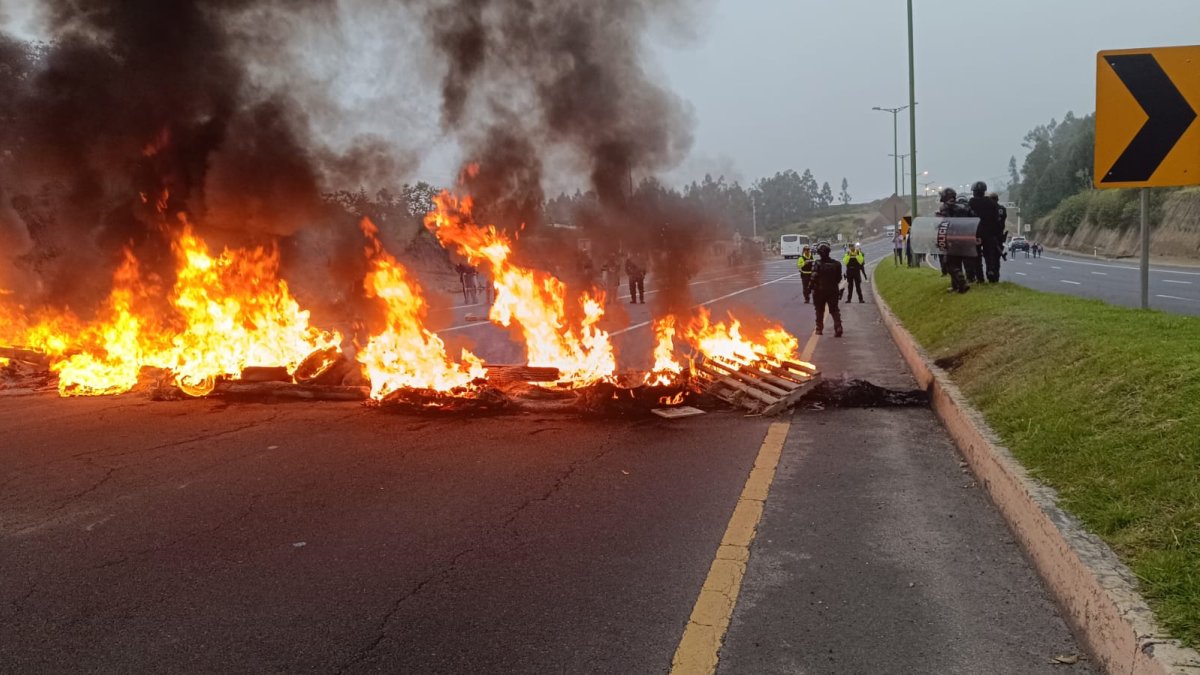 Los moradores colocaron llantas y palos en la vía Quito-Papallacta.