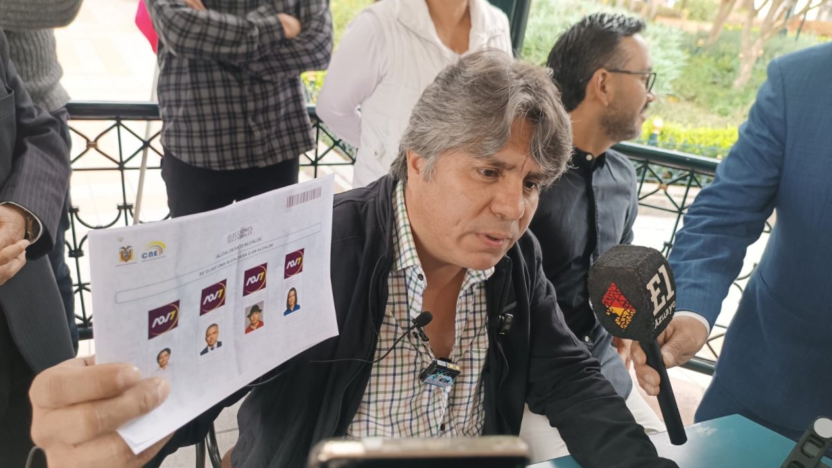 Luis Valarezo, dirigente de la Unidad Popular en Azuay, mostró una papeleta con un candidato único como rechazo al contexto político y electoral que vive el Ecuador.