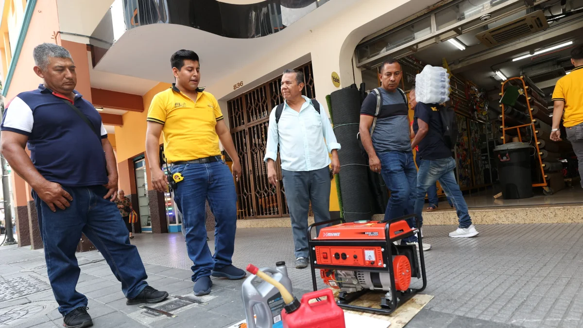 Un trabajador de la ferretería León, en Guayaquil, prueba un generador de energía eléctrica antes de entregar al comprador.