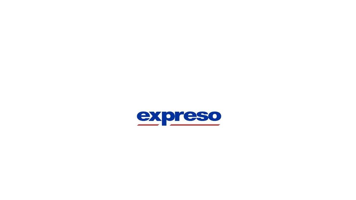 Allegados del jugador de Emelec hacen la entrega puerta a puerta de las fundas con víveres a las familias pobres del sector de Borbón, cantón Eloy Alfaro, en Esmeraldas.