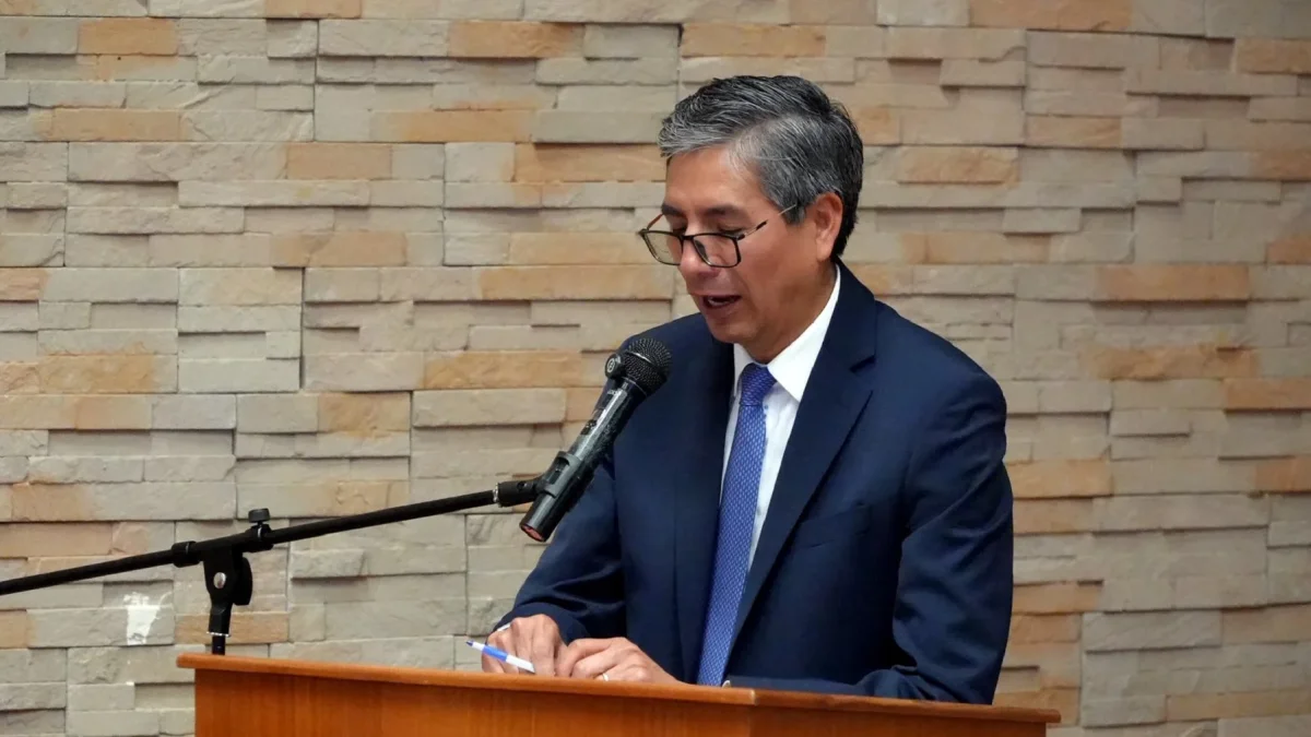 Raúl Llasag Fernández es un indígena kichwa de Cotopaxi, profesor de la Universidad Central del Ecuador y juez constitucional.