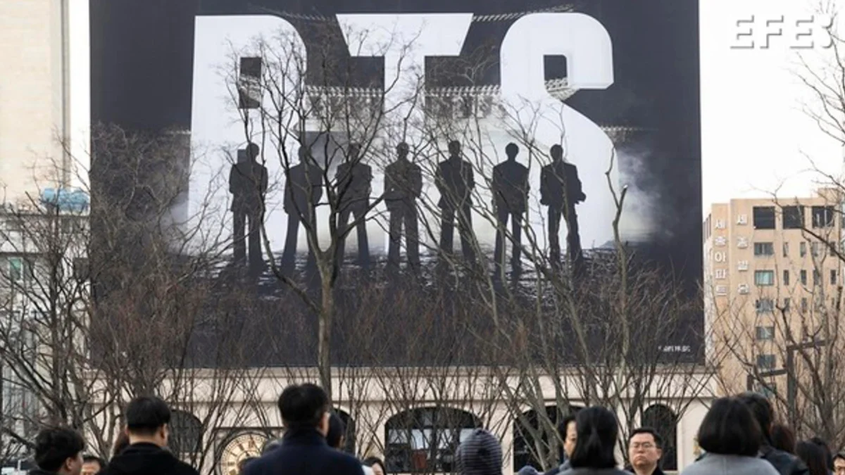 Seguidores de BTS se congregan en Seúl durante un concierto gratuito del grupo de K-pop.