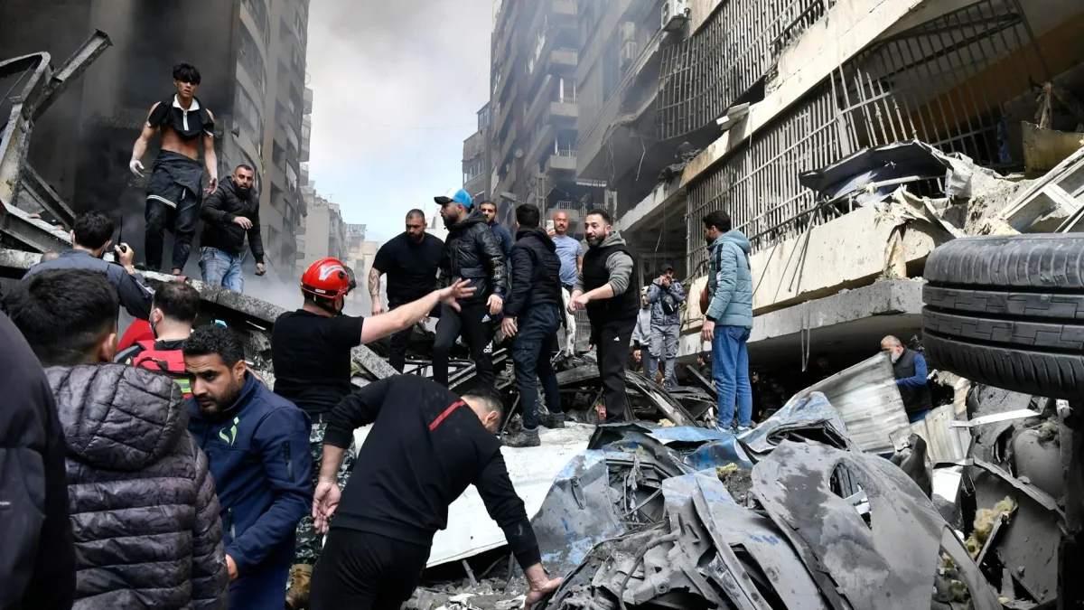 La gente se reúne en el lugar de un ataque aéreo israelí en el barrio Corniche el-Mazraa de Beirut, Líbano, el 8 de abril de 2026.