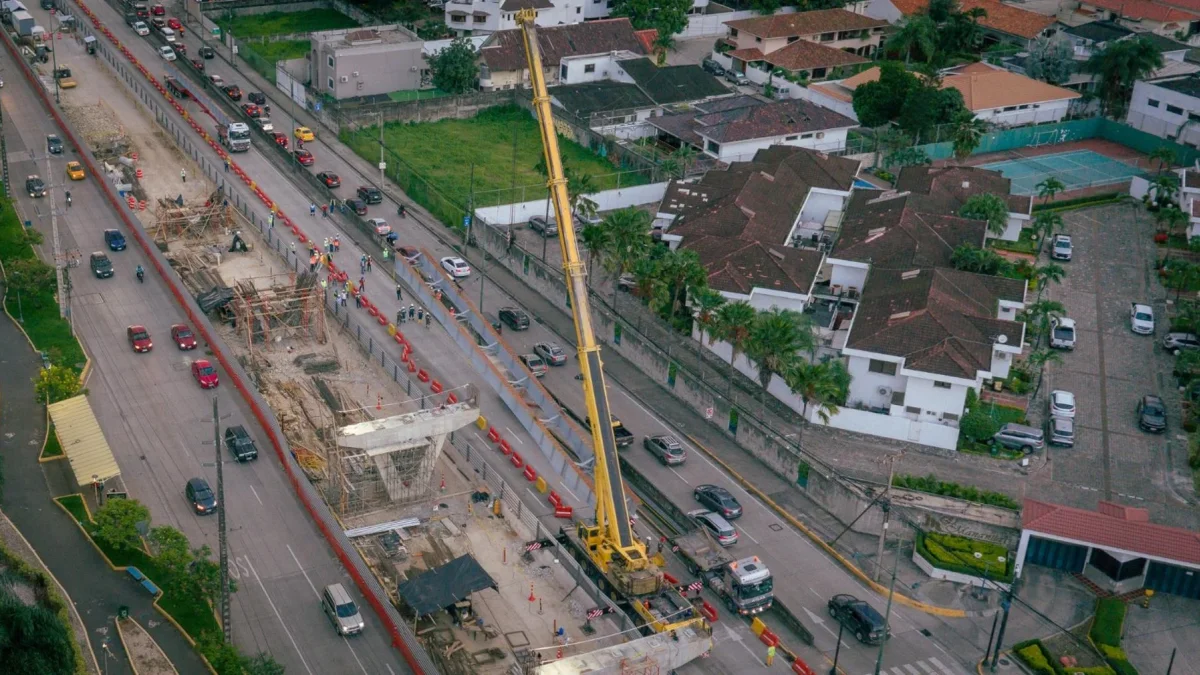 En la avenida del Bombero, en Los Ceibos, se realizan trabajos para colocar las vigas para los nuevos puentes.