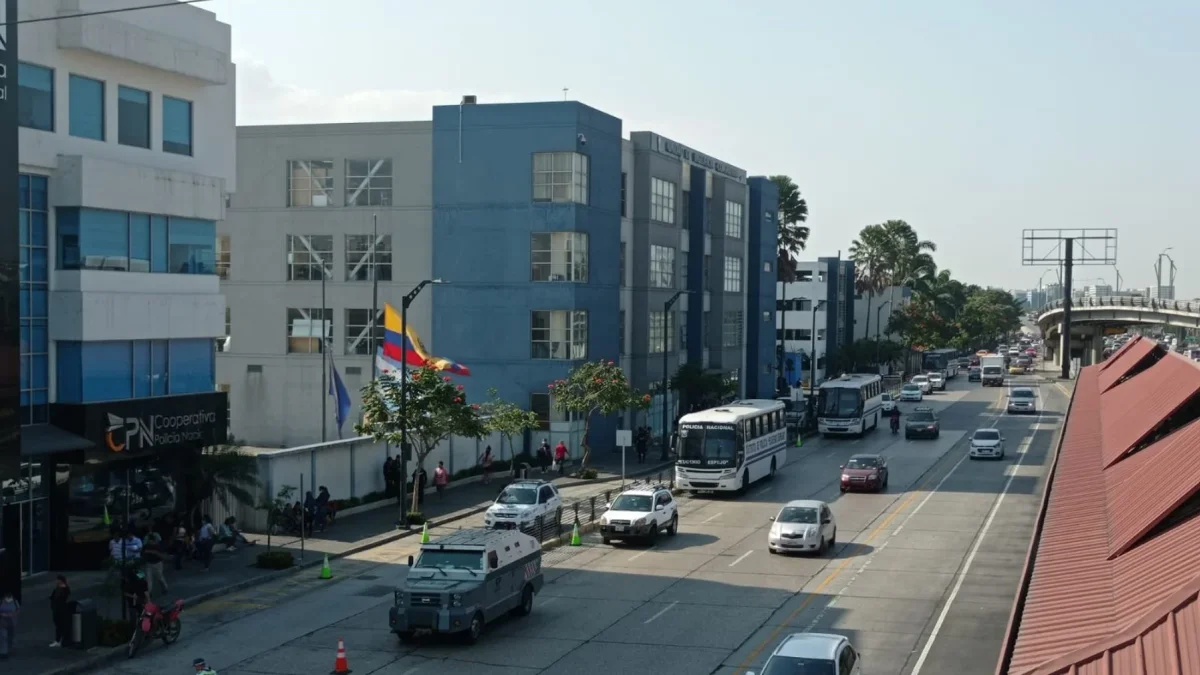 El Cuartel Modelo está ubicado en la avenida de las Américas, en Guayaquil.