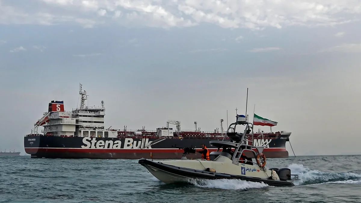 Una lancha rápida de la Guardia Revolucionaria Iraní navega alrededor del petrolero Stena Impero, al sur de Irán.