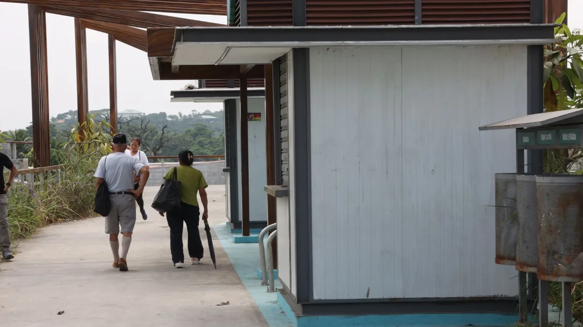 Quioscos cerrados, tachos de basura oxidados y plantas sin mantenimiento son el panorama en los puentes para peatones en la avenida Narcisa de Jesús.