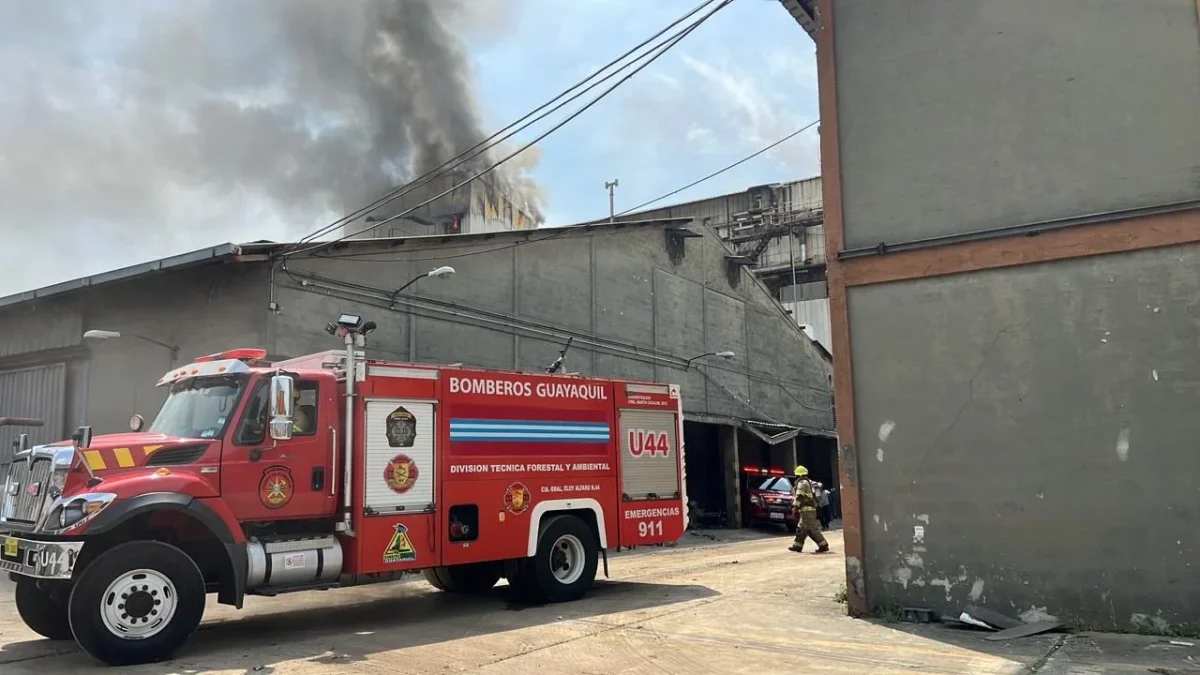 Los Bomberos de Guayaquil trabajan para apagar el incendio