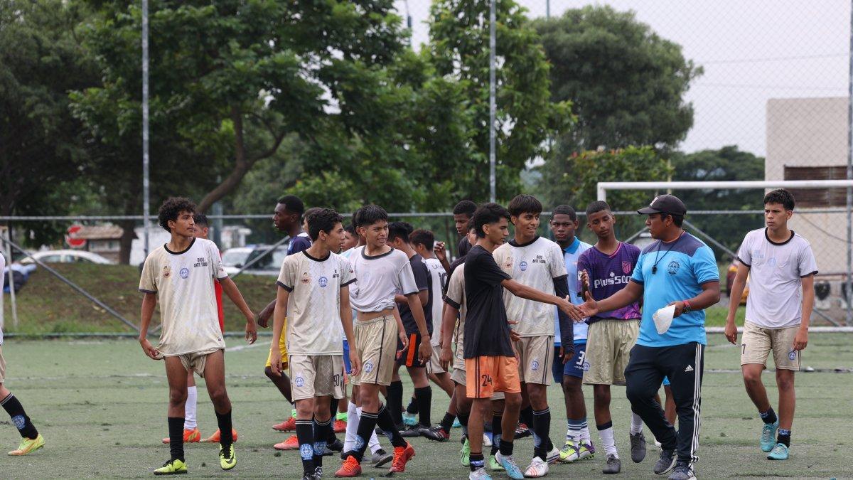 Rezo. Luego de cada  práctica, el equipo da las gracias a Dios por un nuevo día de trabajo. Suelen sortearse al jugador que lidere el rezo.