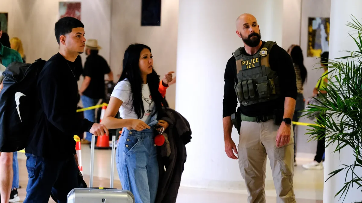 Un integrante del Servicio de Inmigración y Control de Aduanas (ICE) custodia el Aeropuerto Intercontinental George Bush en Houston (EE.UU).