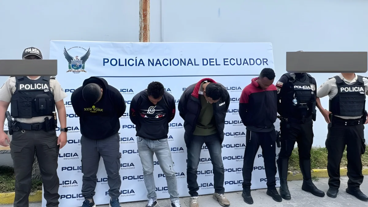 La Policía Nacional presenta a detenidos en el marco de la instrucción por robo agravado contra Christian Lara.