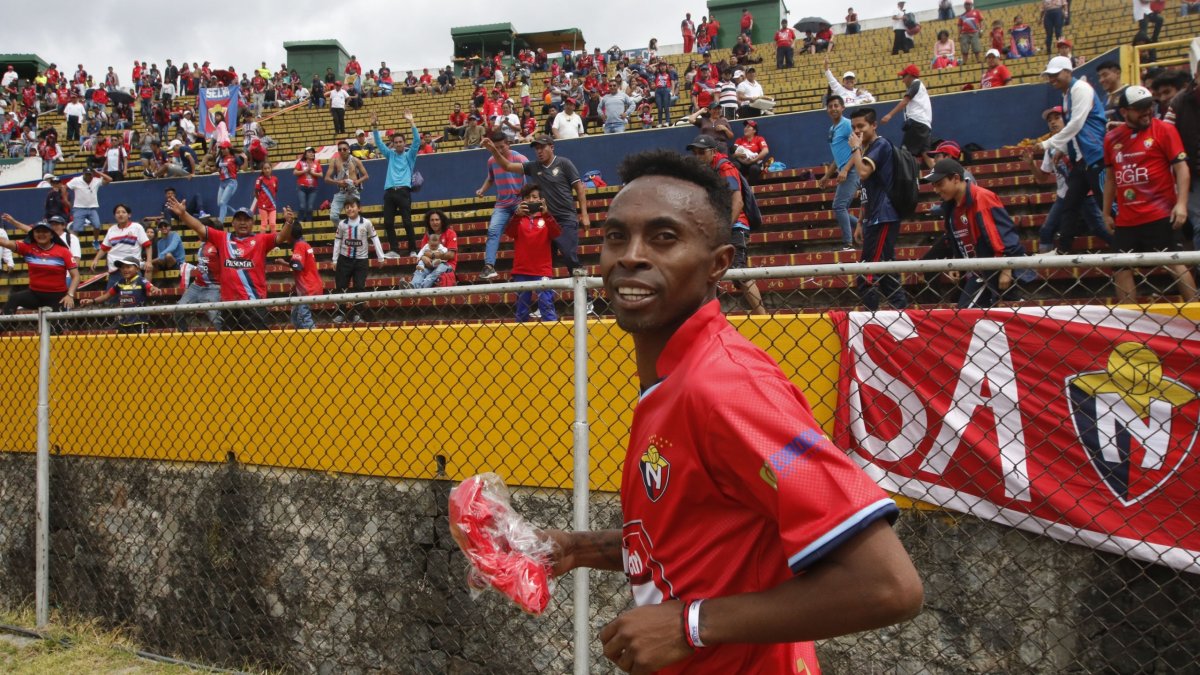 El exfutbolista ‘Diablito’ Lara fue detenido por la Policía tras un robo armado en Quito.