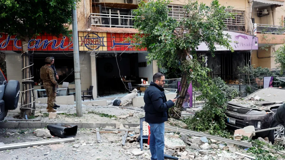 Un edificio de apartamentos dañado después de un ataque aéreo israelí en Caracas, cerca del distrito de Raouche en Beirut, Líbano, el 8 de abril de 2026.