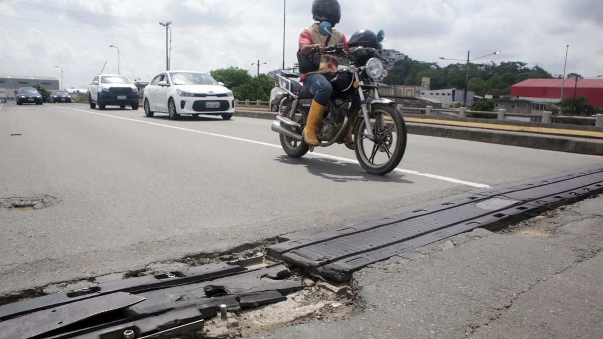 Destrucción. Las juntas del paso elevado Flavio Alfaro lucen nuevamente estropeadas. Por esta zona pasan vehículos pesados.