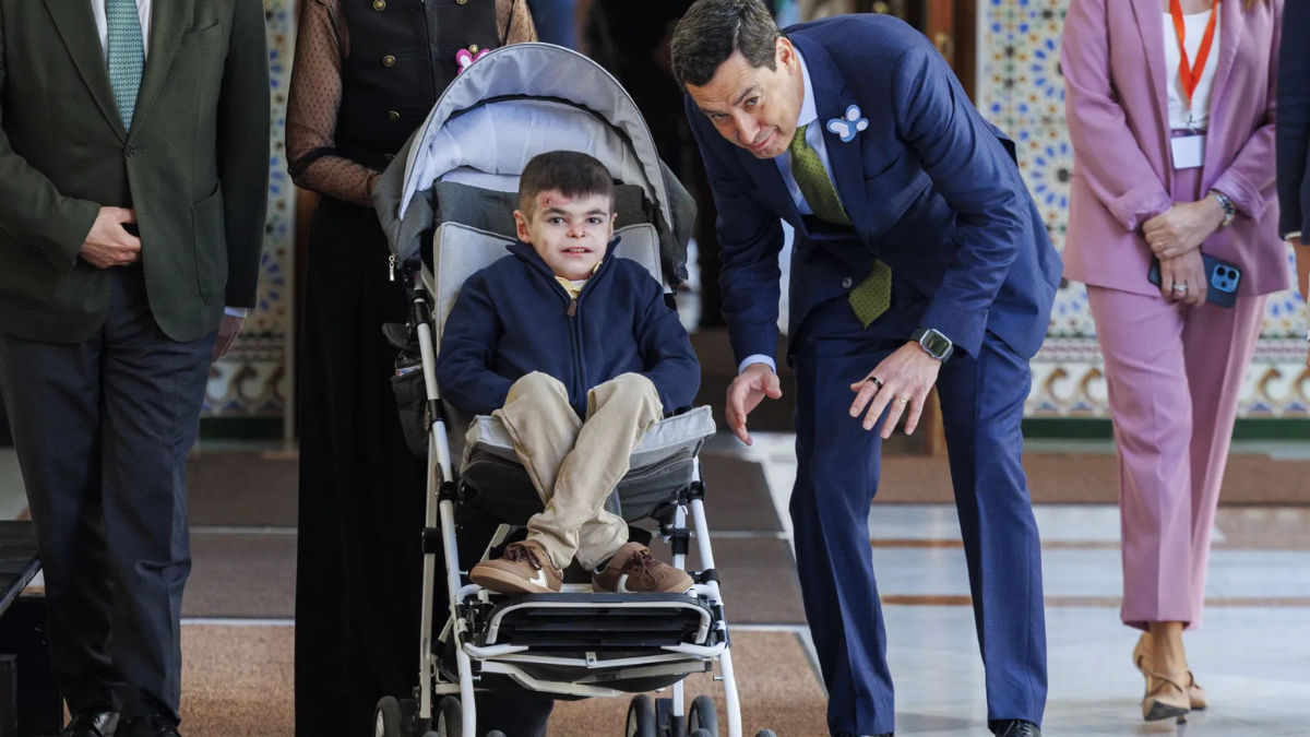 El presidente de la Junta de Andalucía, Juanma Moreno, llega a la sesión de control del Parlamento andaluz acompañado de Leo, un niño de 12 años de Sevilla que contó esta semana su caso de