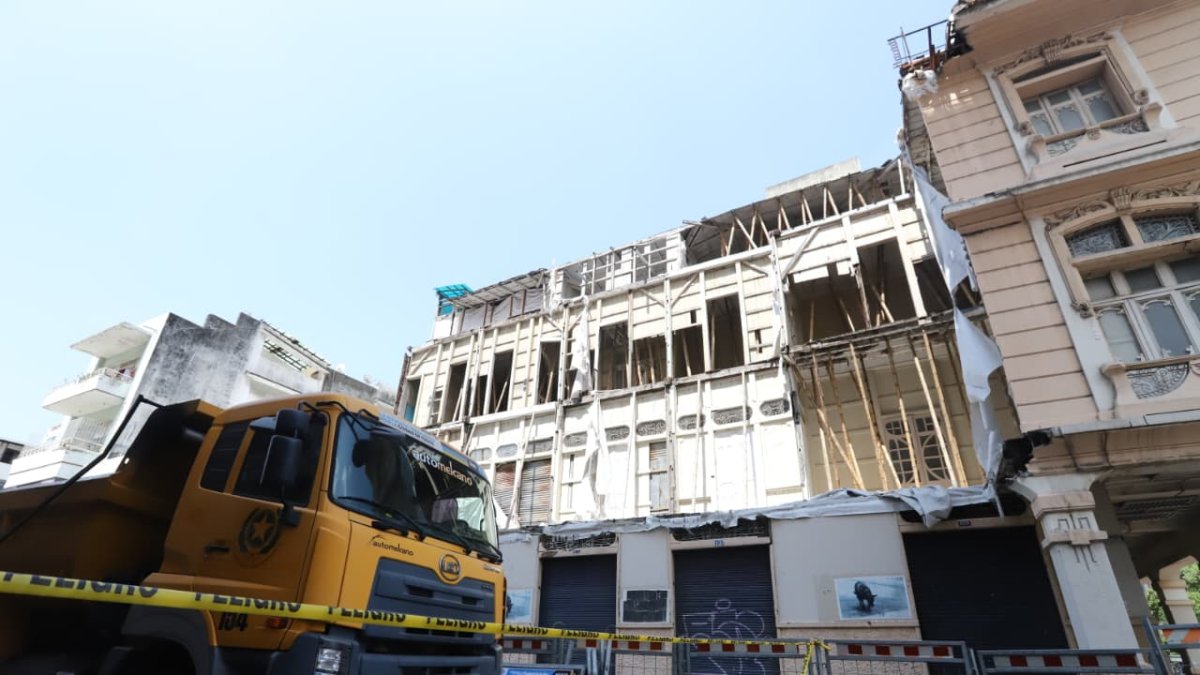 El colapso parcial de la Casa Tola ocurrió del lado de la calle Escobedo. La emergencia no dejó heridos.