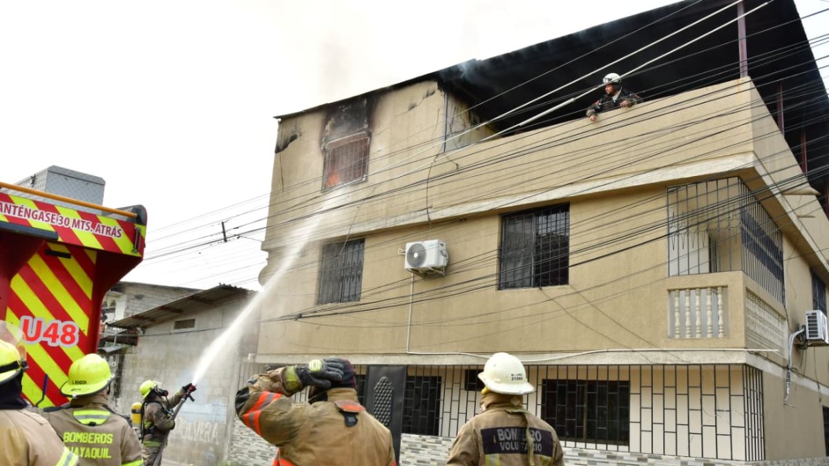 El incendio se registró en un departamento del último piso de esta casa de tres pisos, ubicada en Mapasingue Este, en el norte de Guayaquil.
