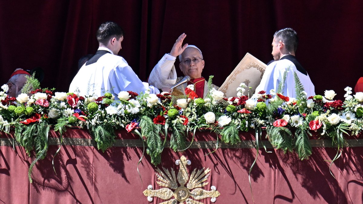 El papa León XIV dio la bendición 'Urbi et Orbi' (a la ciudad y al mundo, en español) en su primera Pascua como pontífice.