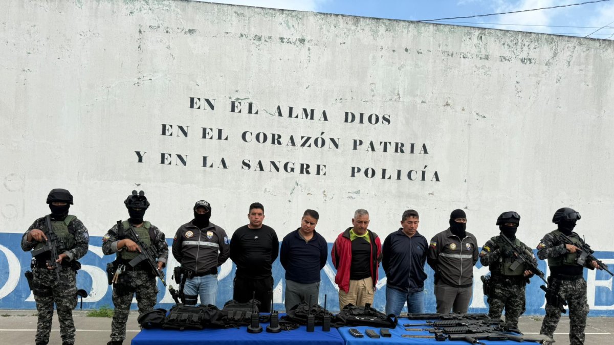 Tres policías en servicio activo y un militar en servicio pasivo fueron aprehendidos en flagrancia en el cantón Camilo Ponce Enríquez.