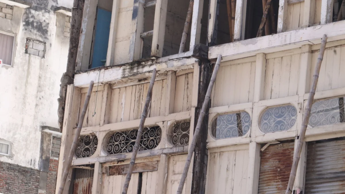 La pared que da hacia el lado norte de la Casa Tola está en riesgo de caerse, según indicó el Municipio de Guayaquil.