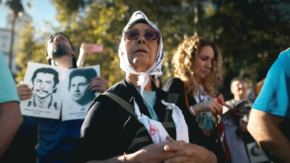 Personas durante la manifestación por el Día Nacional de la Memoria por la Verdad y la Justicia por las víctimas de la última dictadura cívico-militar en Buenos Aires (Argentina).