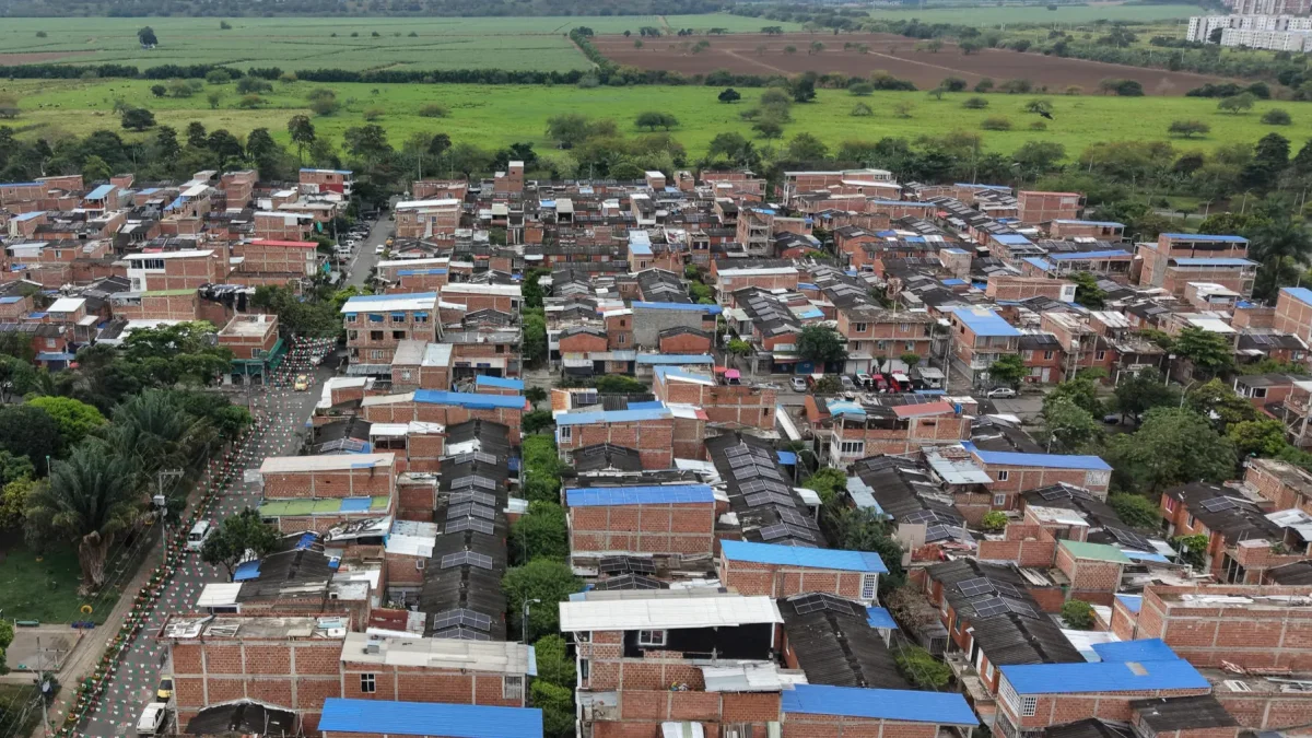 Paneles solares en los techos de viviendas de un barrio al oriente de Cali (Colombia).